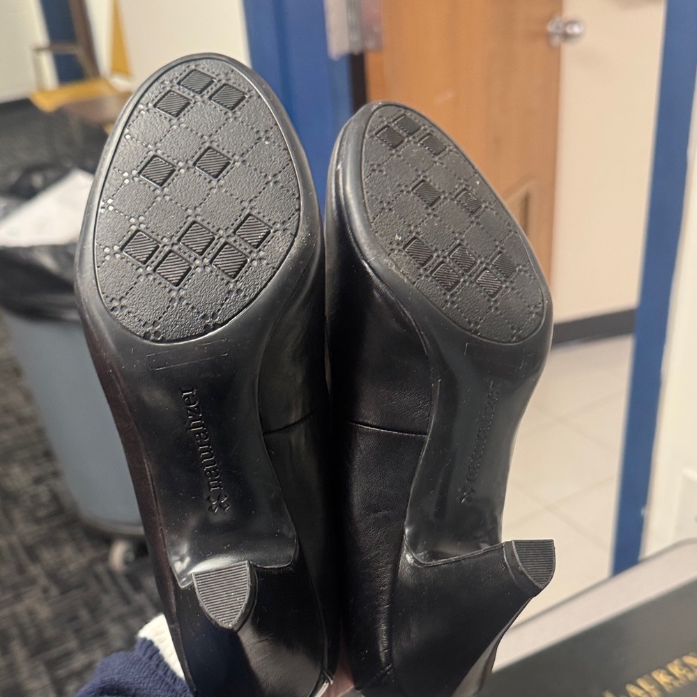 Naturalizer Black Leather Heels - Picture 5 of 5